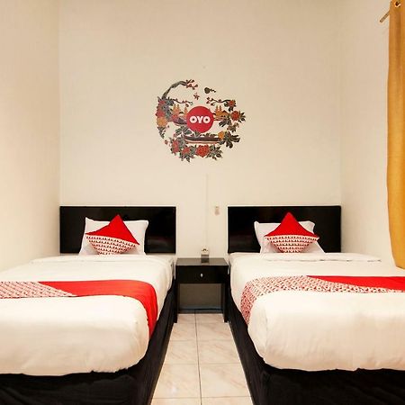 Oyo 529 Hotel Paninda Medan Buitenkant foto